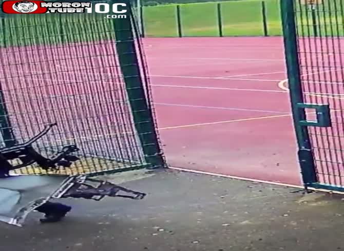 Video :A group with hoods enters the school grounds and steals pieces from the van